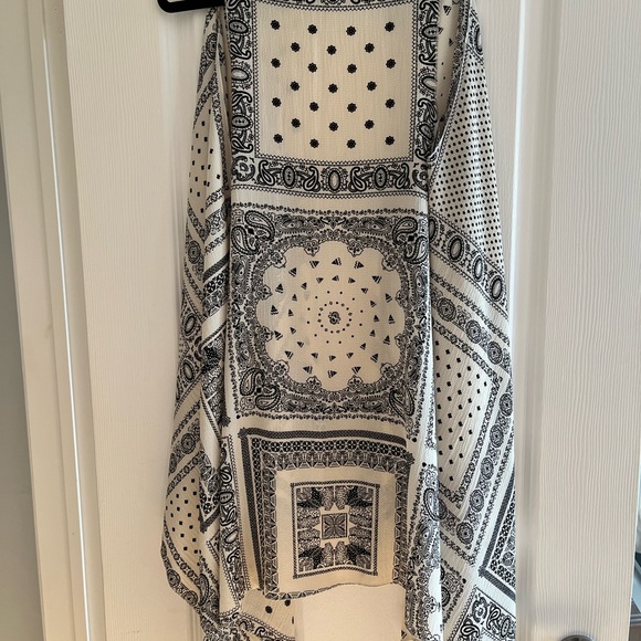 Boho Chic Sleeveless Cardigan - Picture 2 of 2